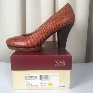 Sofft snake print pumps